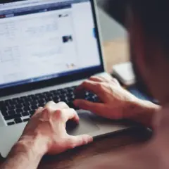 Jak przyspieszyć laptopa? Sprawdzone sposoby na lepszą wydajność