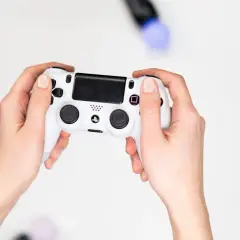 Kiedy można było kupić konsolę PS4 i jakie były kluczowe informacje na jej temat