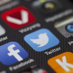 Jak łatwo przywrócić usunięte aplikacje w telefonie – proste kroki dla każdego