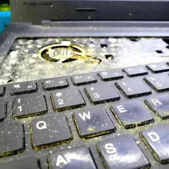 Czym czyścić laptopa z zewnątrz, aby uniknąć uszkodzeń?