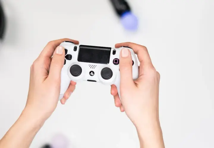 Kiedy można było kupić konsolę PS4 i jakie były kluczowe informacje na jej temat