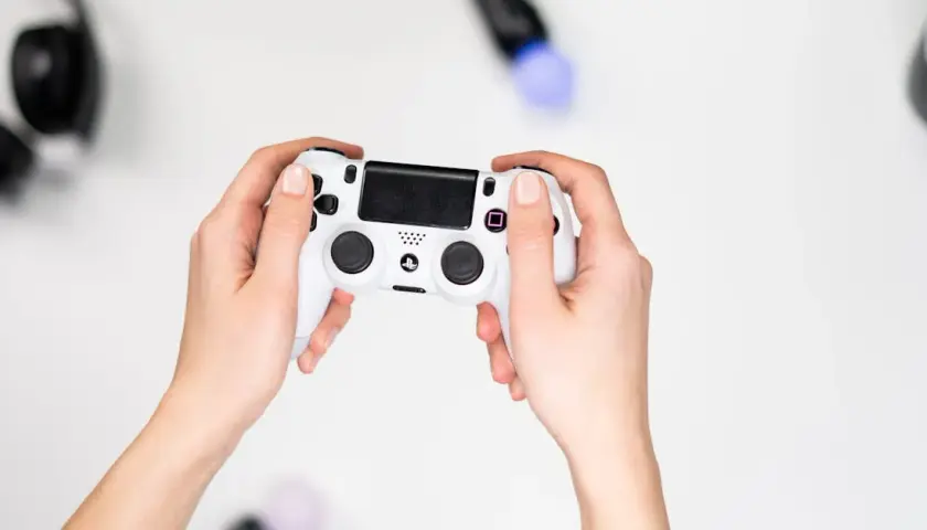 Kiedy można było kupić konsolę PS4 i jakie były kluczowe informacje na jej temat
