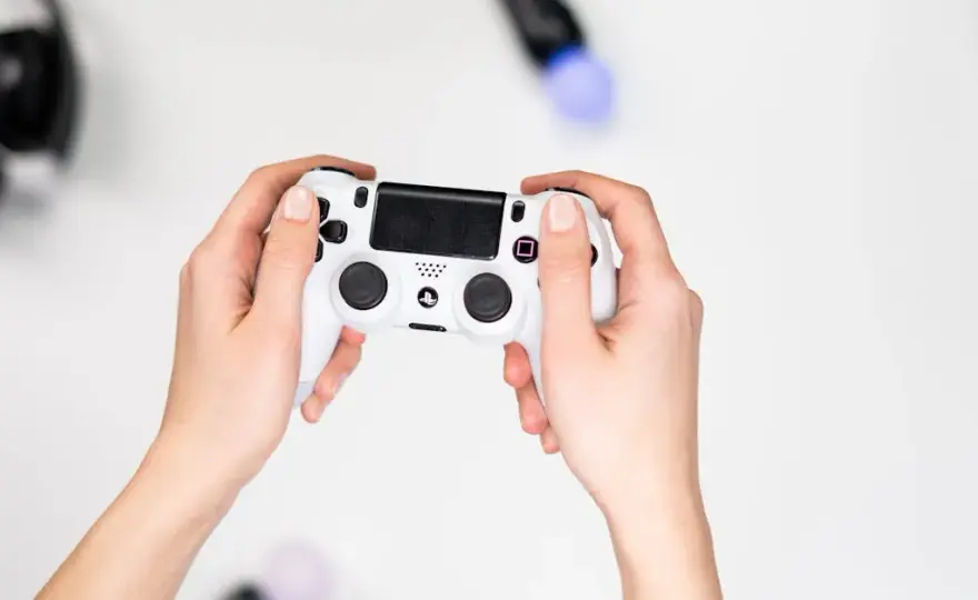 Kiedy można było kupić konsolę PS4 i jakie były kluczowe informacje na jej temat