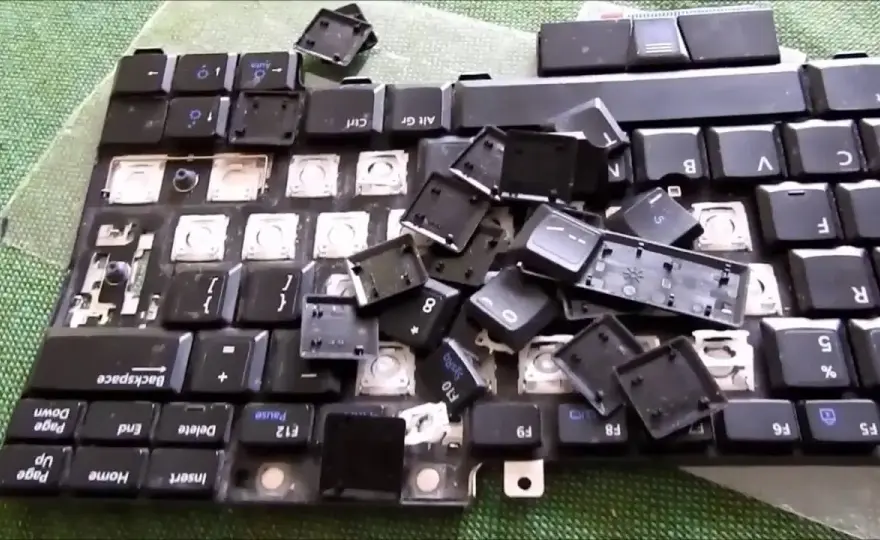 Jak naprawić klawiaturę w laptopie: proste kroki, by uniknąć frustracji