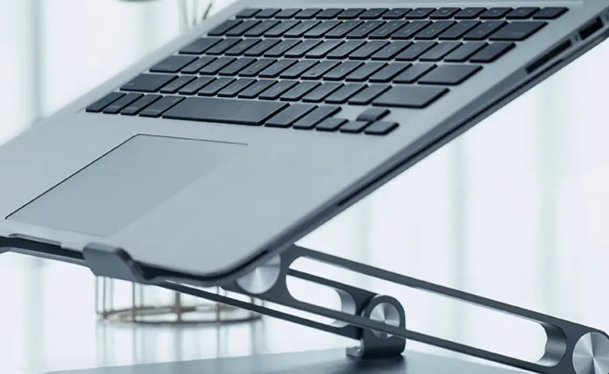Jaką podstawkę pod laptopa wybrać, by uniknąć przegrzewania?