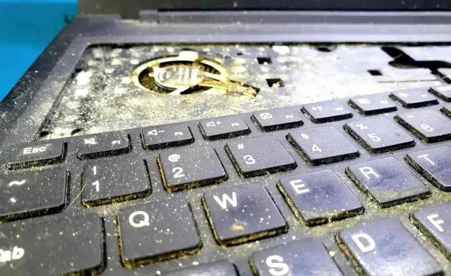 Czym czyścić laptopa z zewnątrz, aby uniknąć uszkodzeń?