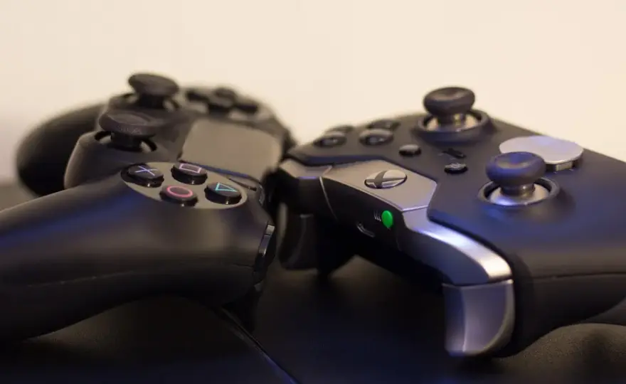 Jakie są główne różnice między konsolami PlayStation i Xbox?