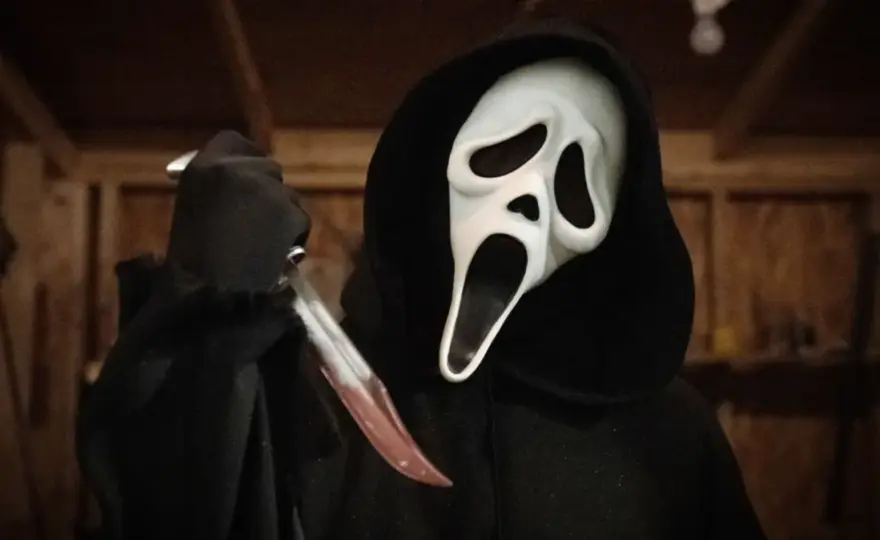 Przewodnik po filmowych akcesoriach i gadżetach związanych z maską z Krzyku